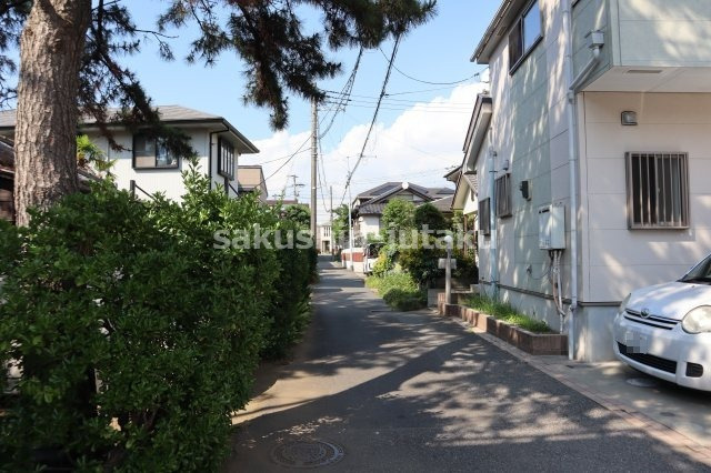 幕張町５丁目　平成１９年建築の中古戸建の前面道路含む現地写真