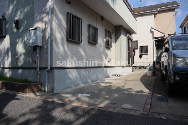 幕張町５丁目　平成１９年建築の中古戸建の駐車場