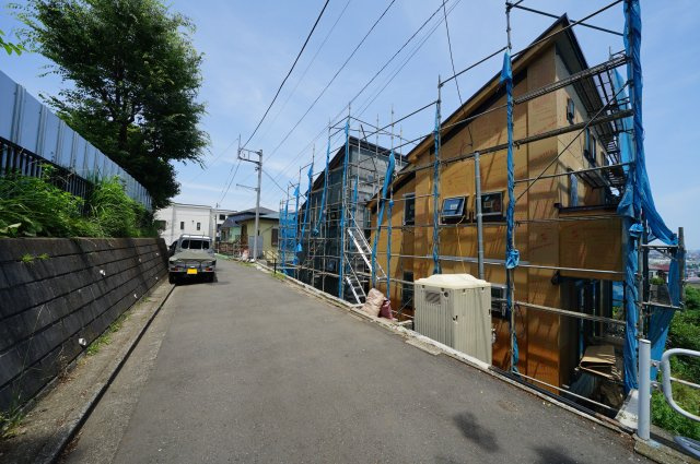 ランドマークタワー一望！勾配天井・ロフト付の４LDK♪保土ヶ谷区川島町　全２棟新築戸建ての前面道路含む現地写真