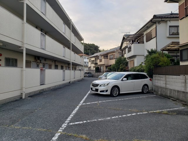 ハイツ多聞の駐車場|敷地内駐車場☆神戸市垂水区　ハイツ多聞　賃貸☆