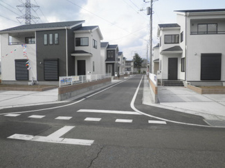 【前面道路含む現地写真】