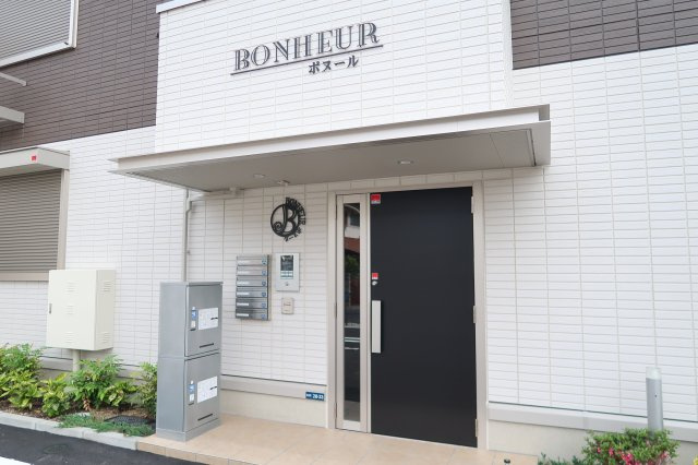 Ｂｏｎｈｅｕｒのエントランス|オートロック付きの入口