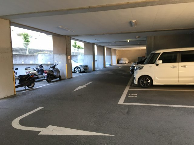 アグレスト昆陽池西の駐車場