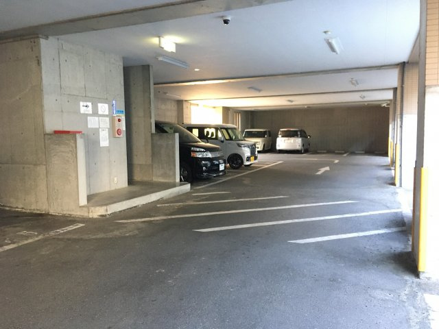 アグレスト昆陽池西の駐車場