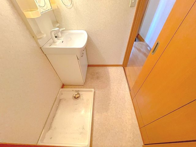 楽住庵の洗面所|明るい洗面所です。※反転の場合がございます。