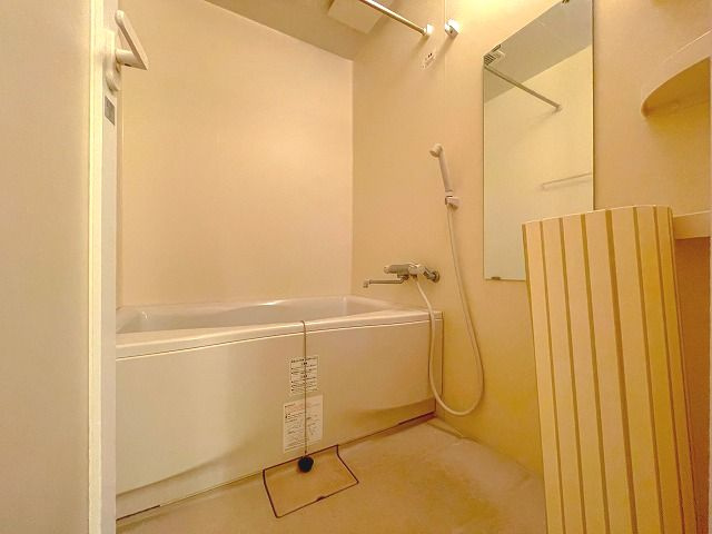 楽住庵の浴室|落ち着いた空間のお風呂です。※反転の場合がございます。