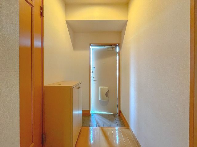 楽住庵の玄関|ゆったりとした玄関です。※反転の場合がございます。