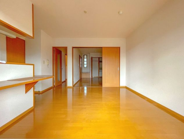 楽住庵の居間・リビング|ゆったりとしたリビングです。※反転の場合がございます。