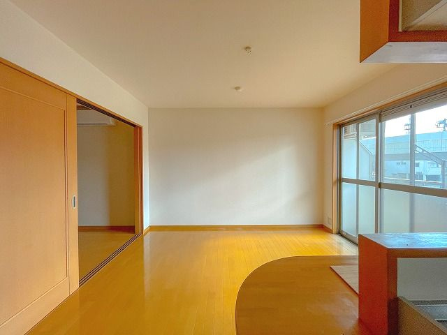 楽住庵の居間・リビング|ゆったりとしたリビングです。※反転の場合がございます。