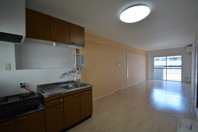 【居間・リビング】 | パルコチェントラーレ | 犬＆猫飼育相談♪内装リノベーション物件です♪
即日案内可能です♪現地待ち合わせOK！どの物件でも当社でお得にご案内できますのでまとめて内覧ください♪