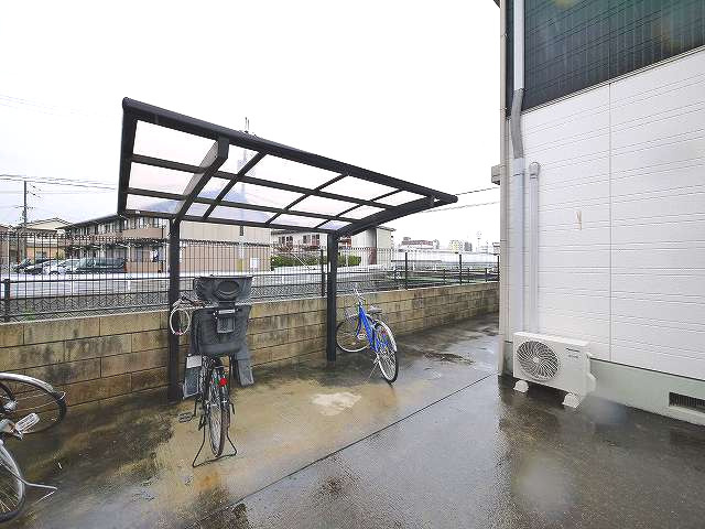 リバーパークのその他共用部分|屋根付きの駐輪場があります