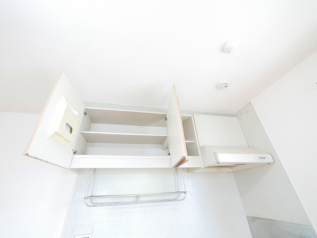 リバーパークのキッチン|キッチン上部には収納スペースもあります