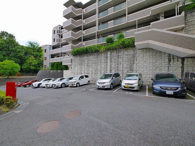 ライオンズマンション富雄Dのその他共用部分|駐車場完備です