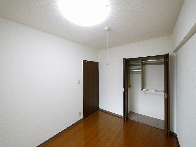 ライオンズマンション富雄Dの収納|スタンダードな洋室です