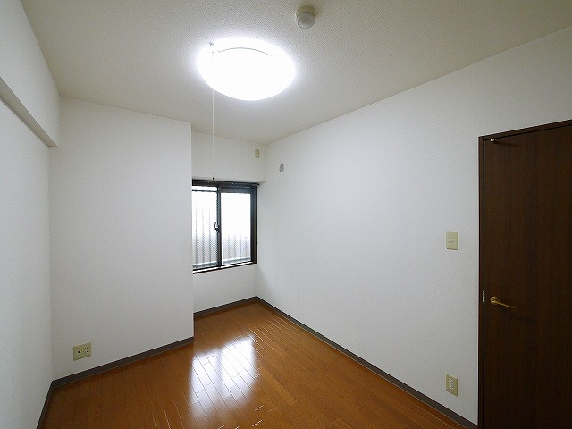 ライオンズマンション富雄Dの洋室|個人の部屋や寝室として使える洋室です