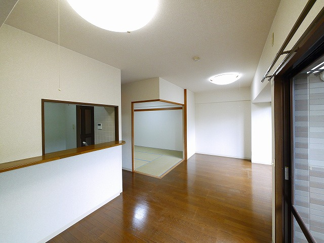 ライオンズマンション富雄Dの内装|明るい色調の室内です