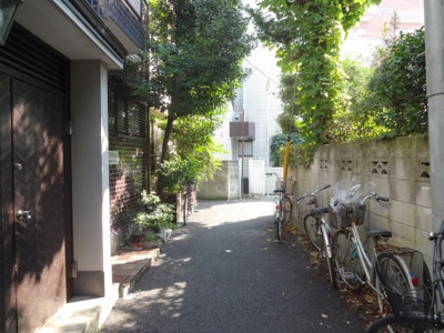 【周辺】 | 根岸マンション | 根岸マンション　物件前　言問通りから1本中に入った場所にあり静かな環境です