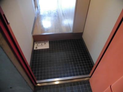 グランデ西京極の玄関