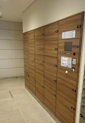 【その他共用部分】 | プラウド横濱中山 | 共用エントランスには宅配BOXがあるので荷物の受け取りもスムーズに♪再配達を依頼する手間が省けます☆
