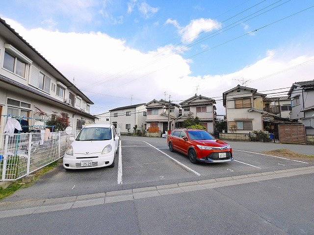 植村テラスハウスの駐車場|駐車場があるので、車を買う予定の方も安心です