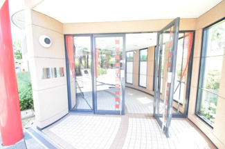【その他共用部分】 | 明るく清潔なエントランスです。