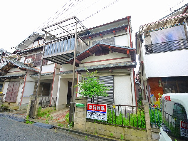 法蓮町佐保川貸家の外観