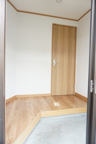 東光戸建の玄関