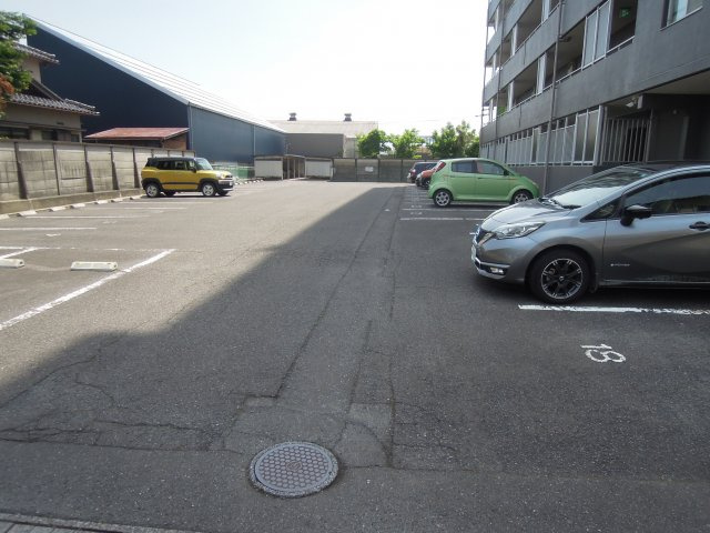 セシーズ福井越前花堂の駐車場|駐車場スペース