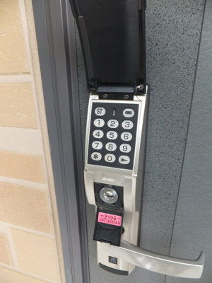 【エントランス】 | シュプリーム21 | 電子キー付きのエントランスです！一人暮らしの方も安心ですね♪