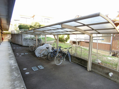 【その他共用部分】 | シュプリーム21 | 屋根付きの駐輪場で雨が降っても大切な自転車が濡れなくてすみますね♪駅から自転車もおすすめです！