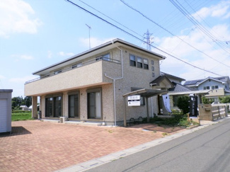 【外観】 | 平成22年築なので外観も綺麗です☆お庭も広く車も10台くらい駐車できます。撮影した時倉庫がありましたが、撤去致します。お庭全面インターロッキングなので、手入れも楽そうです♪