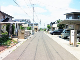 【前面道路含む現地写真】 | 前面道路は広々5.1ｍ、接道接面約17ｍ