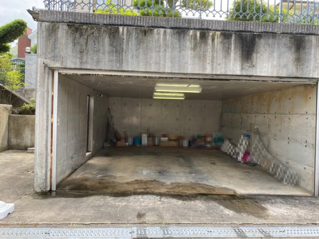 岸和田市上松町の中古一戸建の駐車場