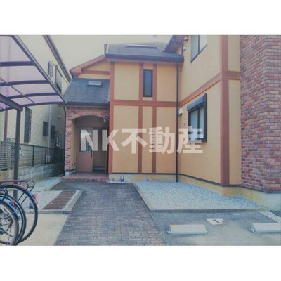 【その他共用部分】 | ヴィラ・カサヴェール（鴻池新田賃貸） | 駐輪場とエントランス