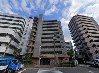 【外観】 | 京急本線「平和島」駅徒歩6分！平和の森公園が隣接しており住環境良好です。
南東向きにつき陽当たり良好。