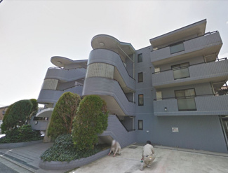 【外観】 | 最上階・南西角部屋につき陽当り・眺望良好です。
L字型バルコニーがあり開放感がございます。
