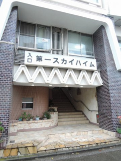 【エントランス】 | 京急本線・横浜市営地下鉄ブルーライン「上大岡」駅徒歩10分と好立地。
忙しい朝が助かる立地、暮らしにゆとりが生まれます。