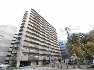 【外観】 | 家族と会話が弾む対面キッチン採用。収納が豊富なためお部屋を広くお使いできます♪