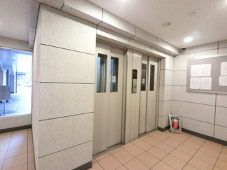 【その他共用部分】 | お買い物時やベビーカーの出し入れに便利なエレベーター付
混雑時にも便利なエレベーター2基付です。