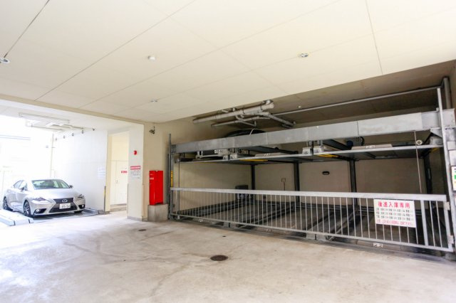 サヴォイバンヤンツリー　6階の駐車場