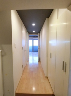 【展望】 | 玄関から室内への景観です！キッチンの奥に洋室9.5帖のお部屋があります♪