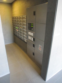 【その他共用部分】 | 共用エントランスには宅配BOXがあるので荷物の受け取りもスムーズに♪再配達を依頼する手間が省けます☆