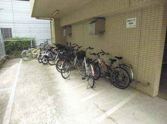 【その他共用部分】 | 屋根付きの駐輪場で雨が降っても大切な自転車が濡れなくてすみますね♪荷物が重いときに自転車があれば助かりますね！