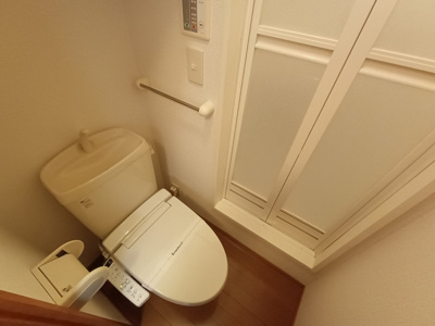 【トイレ】 | レオパレスみくりや | 造り付ベットタイプのお部屋です。