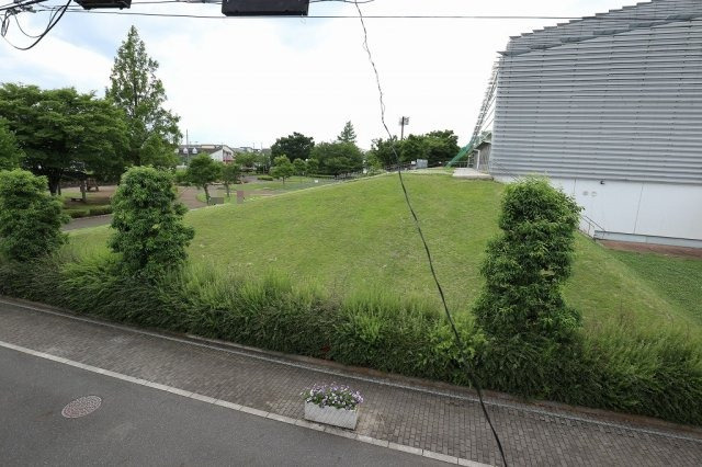 鴻巣市ひばり野１丁目の中古一戸建の展望|バルコニーから目の前にある公園がよく見えます。6月15日 15:00頃撮影。