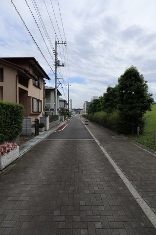 鴻巣市ひばり野１丁目の中古一戸建の前面道路含む現地写真|前面道路の写真です。一方通行ですが、道幅も広く、対向車がくることがないので車での通行も楽々です。物件は左側です。6月15日 15:00頃撮影。