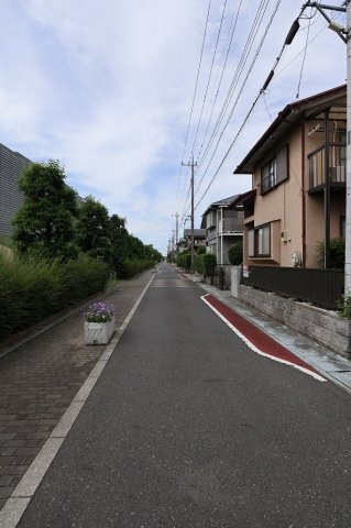 鴻巣市ひばり野１丁目の中古一戸建の前面道路含む現地写真|前面道路のを逆側から撮影した写真です。物件は右側です。6月15日 15:00頃撮影。