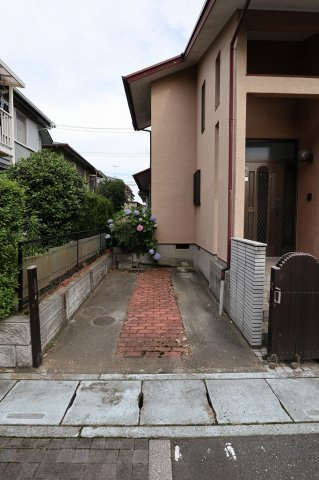 鴻巣市ひばり野１丁目の中古一戸建の駐車場|駐車スペースは1台分のみですが、前面道路が広く、交通量も多くないため、駐車はしやすいです。6月15日 15:00頃撮影。