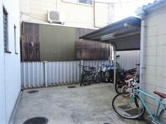 【その他共用部分】 | 屋根付きの駐輪場で雨が降っても大切な自転車が濡れなくてすみますね♪駅まで自転車もおすすめです！