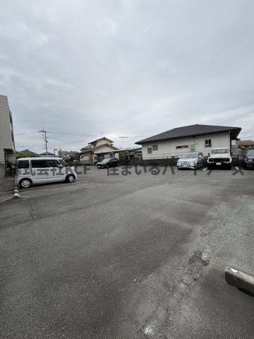 アーニスト国分の駐車場